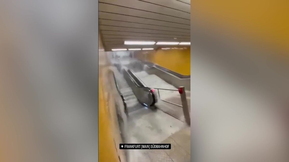 Video: Na schodech vodopád, za sklem jezero. Blesková povodeň v německém metru